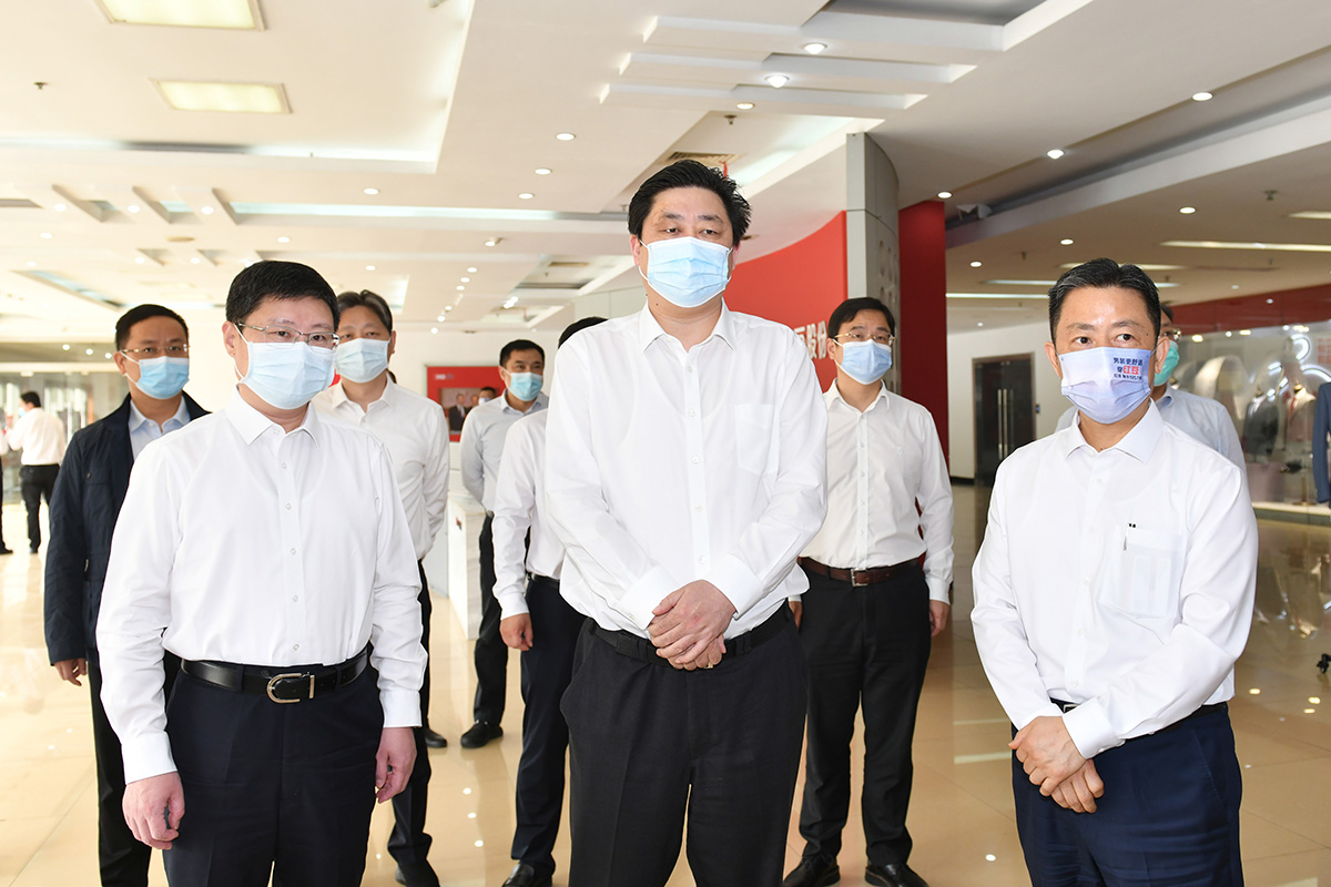 4月12日，无锡市市长赵建军带队深入恒峰g22集团，专题调研疫情防控和复工复产工作。