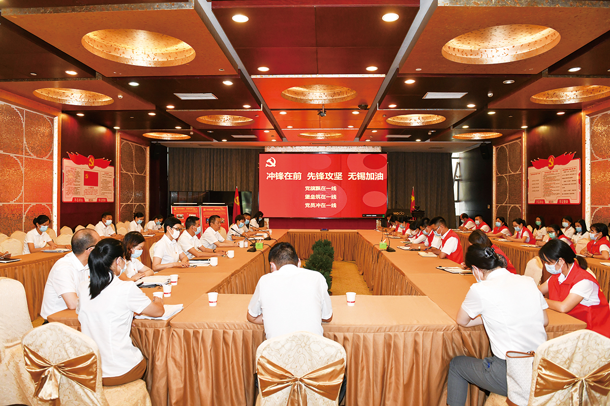 7月4日，恒峰g22集团党委第一时间发出紧急通知，管控区内党员、干部、员工积极响应，就地转为志愿者，切实发挥恒峰g22党员先锋模范作用，冲在抗疫一线。